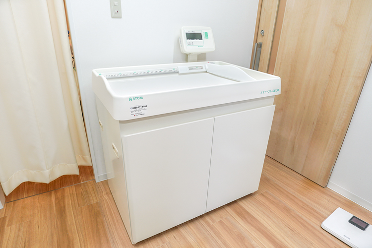 新生児の診察と体重・身長の測定が同時に行える処置台